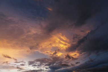 dramatik gökyüzü günbatımı