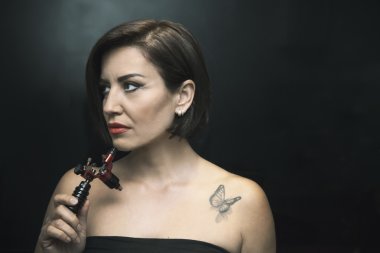 dövme makinesi kadınlarla