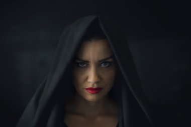 kadın siyah başörtüsü ile