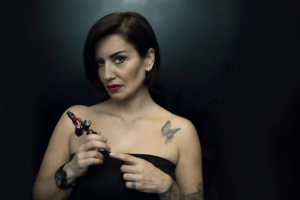 Women with tattoo machine — Stock Photo, Image