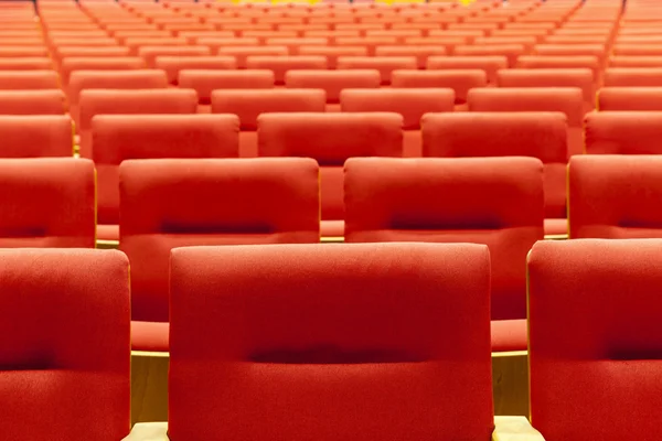 Kino místnosti s červeným židlí — Stock fotografie