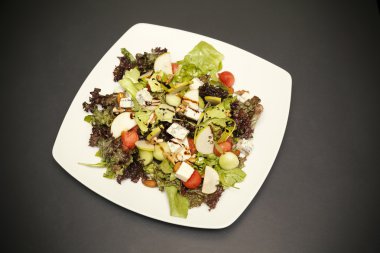 Beyaz tabakta sebze salatası.