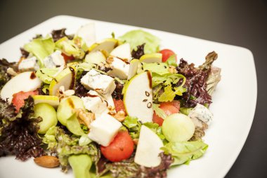 Beyaz tabakta sebze salatası.