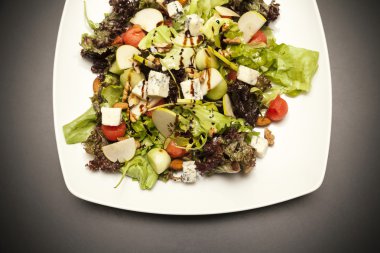 Beyaz tabakta sebze salatası.