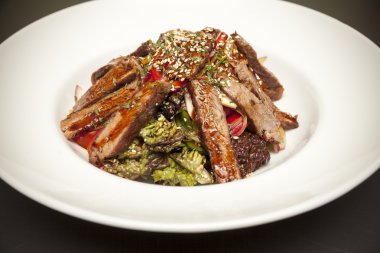 Susam biftek salatası