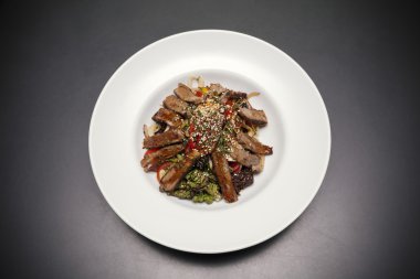 Susam biftek salatası