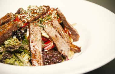 Susam biftek salatası