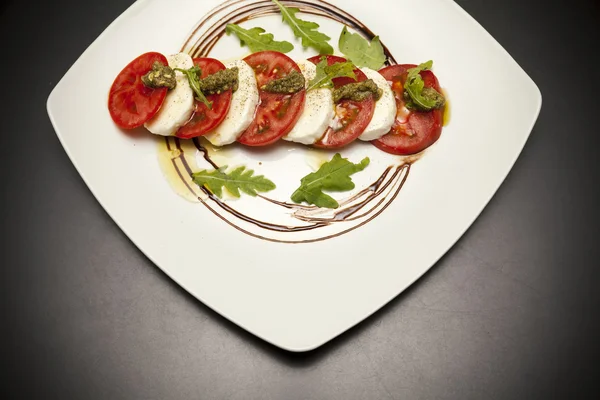 Arrancador con mozzarella y tomate — Foto de Stock