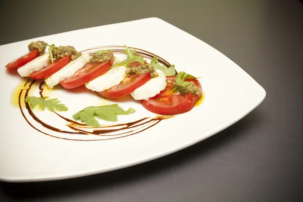 Antipasto con mozzarella e pomodoro — Foto Stock