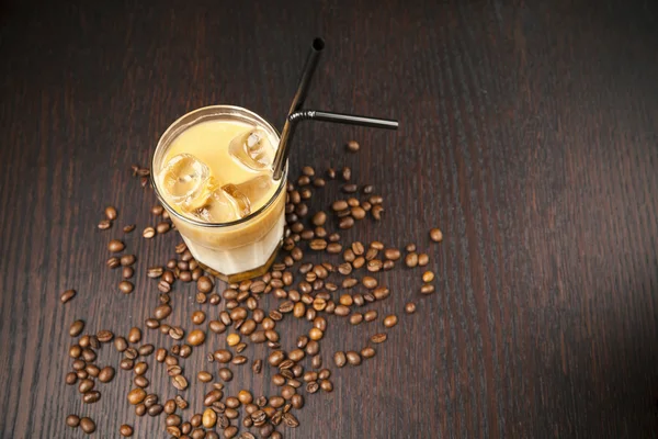 Café helado sobre mesa de madera —  Fotos de Stock