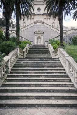 eski taş merdivenle 