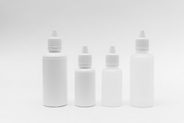 Beyaz arka planda plastik şişe