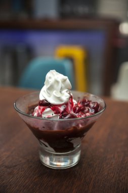 dondurma sıcak kiraz ile tepesinde