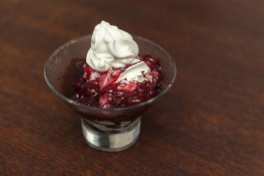 dondurma sıcak kiraz ile tepesinde