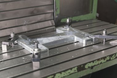 Torna üzerinde metal parçalar 