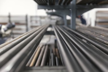 raf üzerinde metal borular