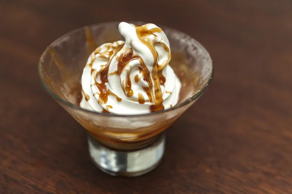 Helado cubierto con caramelo —  Fotos de Stock