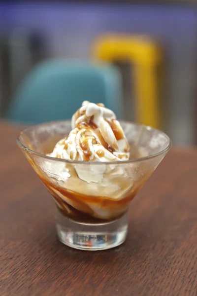 Helado cubierto con caramelo —  Fotos de Stock