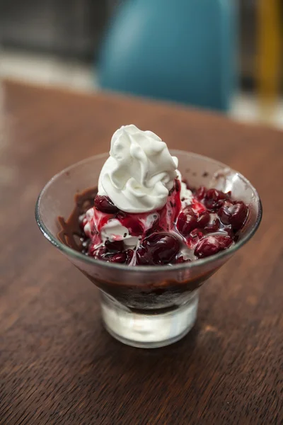 Helado cubierto con cerezas calientes —  Fotos de Stock