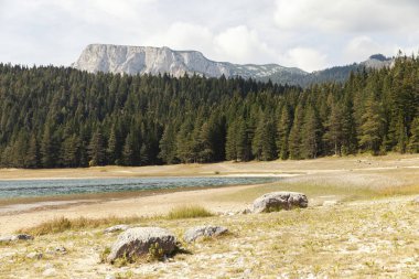Gölü, Kara Göl, Zabljak, Karadağ ile sonbahar dağları manzarası