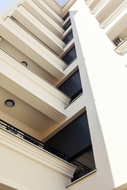 Konut binasının ön cephesi ve demir çitin pencereleri