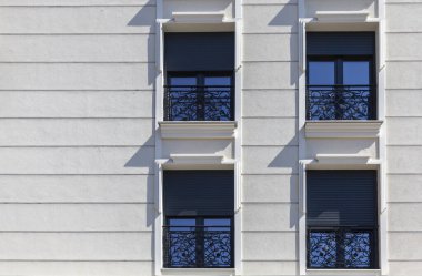 Konut binasının ön cephesi ve demir çitin pencereleri