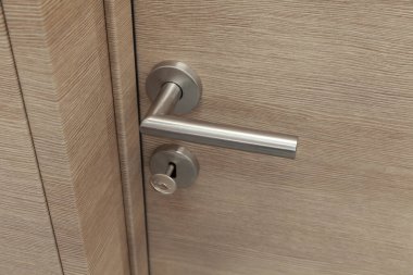 Metal saplı ahşap oda kapısı, kapat.