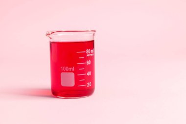 Kırmızı sıvılı bir kimya laboratuvarı için cam bir kap.