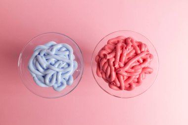  Gül arka planında cam kozmetik kremler için çok renkli emülsiyonlar, kapat