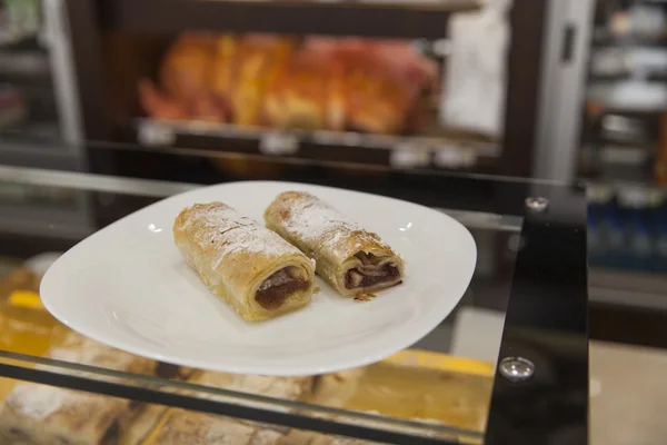 Torta su tavolo bianco — Foto Stock