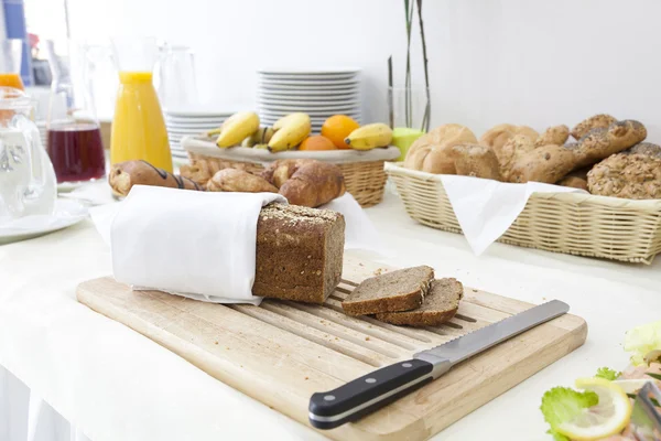 Pan y un cuchillo — Foto de Stock