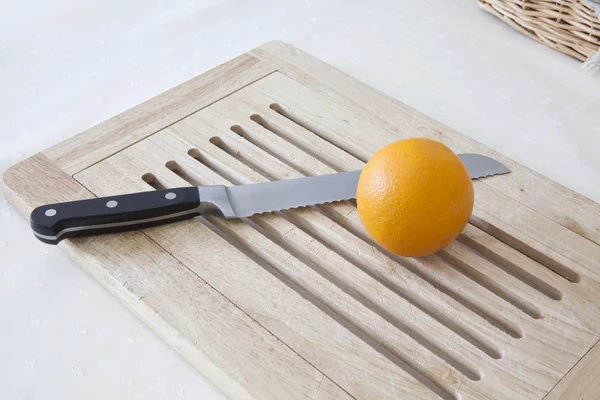 Cuchillo y naranja —  Fotos de Stock