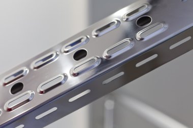 performans gösteren metal plaka