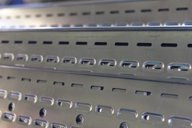 performans gösteren metal plaka