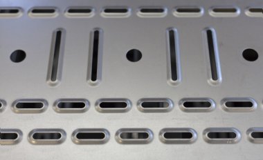 performans gösteren metal plaka