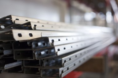 performans gösteren metal plaka