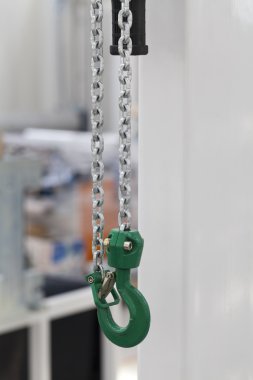 metal bir zincirle vinç