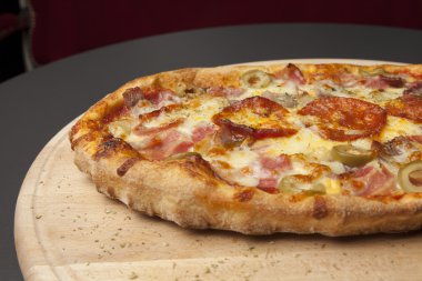 ahşap plaka üzerinde bükülmüş pizza