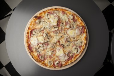 ahşap plaka üzerinde bükülmüş pizza