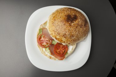 Jambonlu sandviç beyaz plaka üzerinde