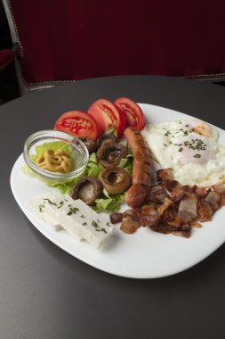 Kahvaltı beyaz tabakta servis