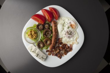 Kahvaltı beyaz tabakta servis