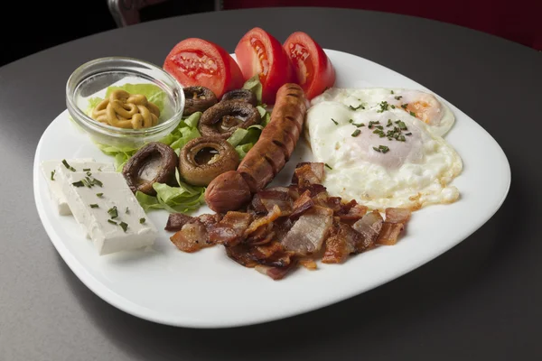 Petit déjeuner servi sur une assiette blanche — Photo