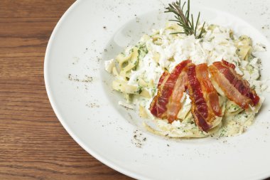 peynir ve kızarmış pastırma ile makarna