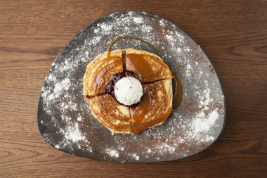 Krep buz krem ve yaban mersini ile tepesinde ile