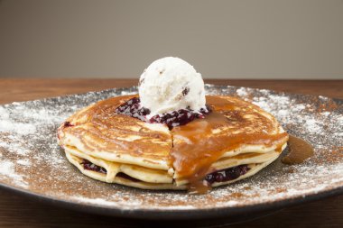 Krep buz krem ve yaban mersini ile tepesinde ile