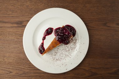 Beyaz tabak peynirli kek