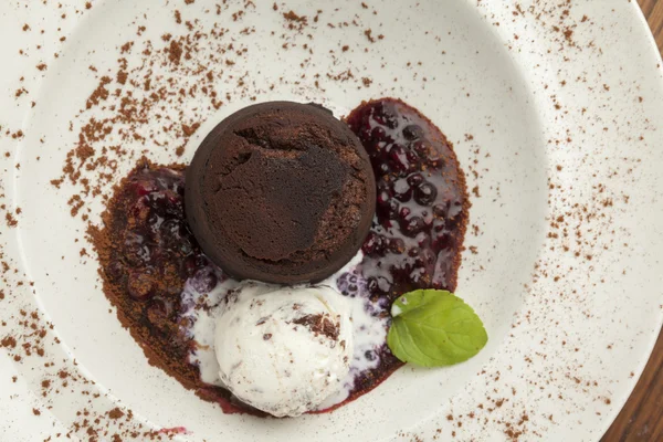 Pastel de chocolate con helado —  Fotos de Stock