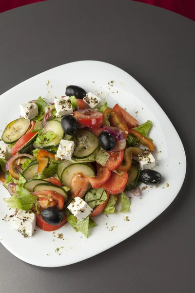 Salade grecque en assiette blanche — Photo