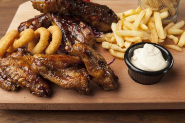 yemek tavuk kanadı ve kaburga patates kızartması ile
